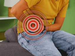 Los síntomas de apendicitis son el dolor que da inicio en la boca del estómago y conforme pasan las horas va en aumento y tiene un trayecto hasta la zona pélvica del lado derecho. ESPECIAL / CANVA