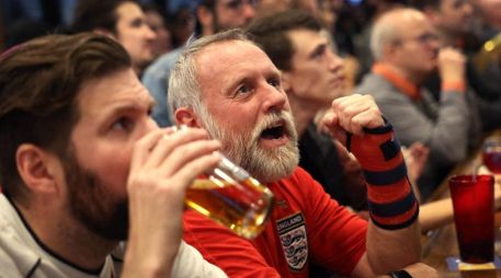 La hora tradicional de cierre de la mayoría de los pubs británicos es las 23:00 locales. AFP / ARCHIVO