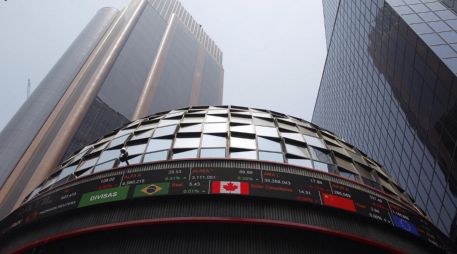 En la jornada, el peso mexicano se apreció un 0.73 % frente al dólar, al cotizar en 17.67 unidades por billete verde, frente a los 17.8 en la jornada anterior, según datos del Banco de México. EFE / ARCHIVO