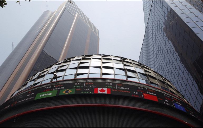 En la jornada, el peso mexicano se depreció un 0.29 % frente al dólar, al cotizar en 17.28 unidades por billete verde, frente a los 17.23 en la jornada anterior, según datos del Banco de México. EFE / ARCHIVO