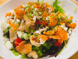 Otro alimento muy popular durante la Cuaresma son las empanadas de diferentes sabores, que se suelen vender afuera de las iglesias. CANVA