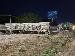 El chofer de la unidad se reporta lesionado con contusiones leves. ESPECIAL