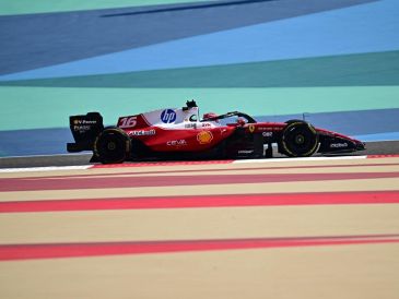 Este viernes, después de hacer más de 130 vueltas, Charles Leclerc quedó como el más rápido del día y del total de los test de Bahrein. AFP / G. Cacace
