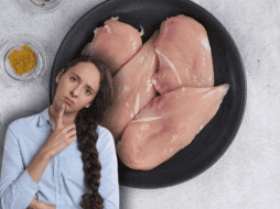 En muchos creyentes se manifiesta la duda de si el pollo es uno de los alimentos que también debe excluirse de la dieta durante la Cuaresma. ESPECIAL/Unsplash/Canva