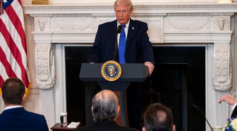 Donald Trump aclaró que se trata de una estrategia de presión para forzar un acuerdo que restrinja el programa nuclear de Teherán. EFE/B. CASH