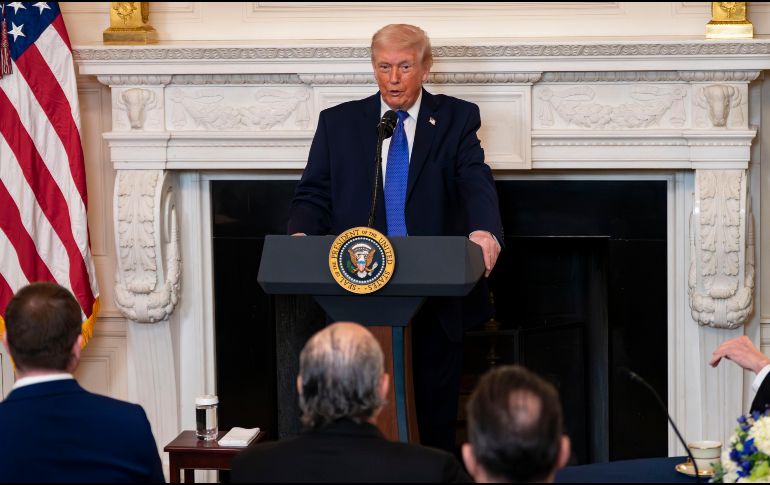 Donald Trump aclaró que se trata de una estrategia de presión para forzar un acuerdo que restrinja el programa nuclear de Teherán. EFE/B. CASH