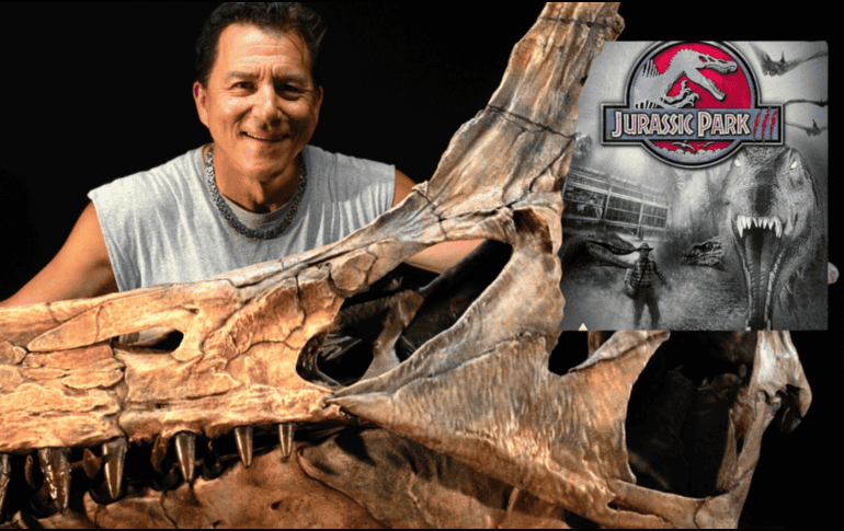 En la imagen el paleontólogo estadounidense Paul Sereno, de la Universidad de Chicago, posa con el cráneo reconstruido de este dinosaurio gigante. EFE/K. Ladzinski/Universidad de Chicago