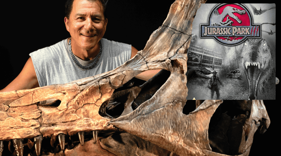 En la imagen el paleontólogo estadounidense Paul Sereno, de la Universidad de Chicago, posa con el cráneo reconstruido de este dinosaurio gigante. EFE/K. Ladzinski/Universidad de Chicago