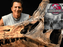 En la imagen el paleontólogo estadounidense Paul Sereno, de la Universidad de Chicago, posa con el cráneo reconstruido de este dinosaurio gigante. EFE/K. Ladzinski/Universidad de Chicago