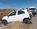 Ambos vehículos terminaron fuera de la vialidad de aquel municipio, con algunos daños. ESPECIAL