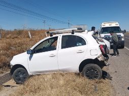 Ambos vehículos terminaron fuera de la vialidad de aquel municipio, con algunos daños. ESPECIAL