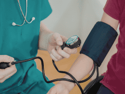 Tomarla inmediatamente después de caminar, subir escaleras o realizar alguna actividad física puede generar cifras temporalmente elevadas. CANVA