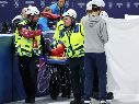 Una gran sábana blanca la cubría para evitar que el público que asistió al evento deportivo la viera, en la última noche del patinaje de velocidad en pista corta. EFE / W. HAO