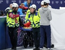 Una gran sábana blanca la cubría para evitar que el público que asistió al evento deportivo la viera, en la última noche del patinaje de velocidad en pista corta. EFE / W. HAO