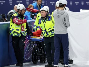 Una gran sábana blanca la cubría para evitar que el público que asistió al evento deportivo la viera, en la última noche del patinaje de velocidad en pista corta. EFE / W. HAO