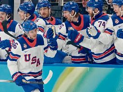 El equipo de Estados Unidos celebra su pase a la siguiente ronda luego de derrotar a Eslovenia. EFE