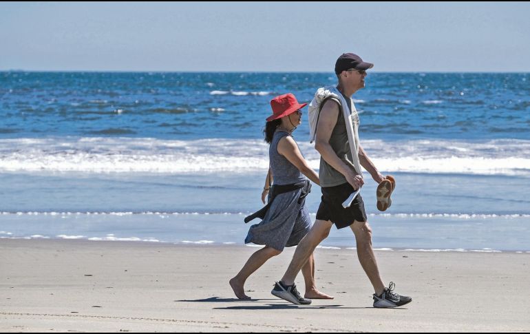 Turistas recorren una playa de Jalisco durante la temporada vacacional. ESPECIAL