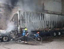 Así quedó el camión tras haber presentado una falla que incentivó el fuego dentro del mecanismo automotor. ESPECIAL / FACEBOOK Protección Civil y Bomberos Zapopan