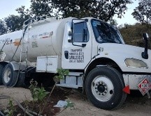 La unidad hallada en Zapopan estaba cargada a su máxima capacidad con hidrocarburo y conectada al ducto mediante mangueras. ESPECIAL/Policía de Jalisco