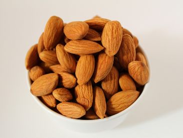 Los expertos recuerdan que cada organismo reacciona de manera diferente al comer almendras. UNSPLASH / MOCKUPO