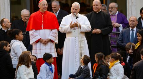 El Papa León XIV se reúne con los fieles durante su visita pastoral a la Basílica del Sagrado Corazón de Jesús en Roma, Italia, 22 de febrero de 2026. EFE/F. FRUSTACI