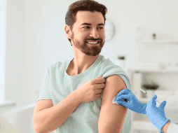 Mantener actualizada la cartilla y acudir a la unidad médica correspondiente contribuye a prevenir complicaciones asociadas al sarampión. CANVA