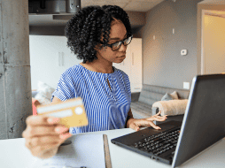 Las instituciones financieras informan a la autoridad sobre los depósitos en efectivo que superen los 15 mil pesos mensuales por persona.  CANVA