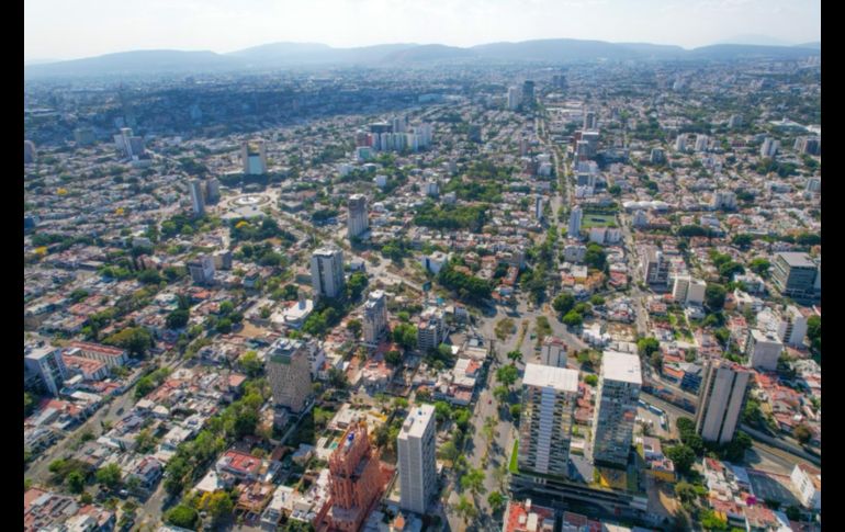 Los contados vehículos y motocicletas que circulaban por las calles de la ciudad se unían en un eco que hacía retumbar las calles, vacías. EL INFORMADOR / A. Navarro