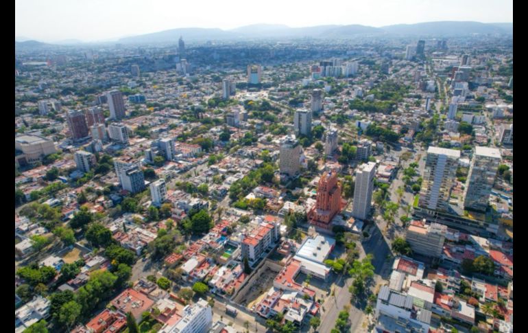 Los contados vehículos y motocicletas que circulaban por las calles de la ciudad se unían en un eco que hacía retumbar las calles, vacías. EL INFORMADOR / A. Navarro