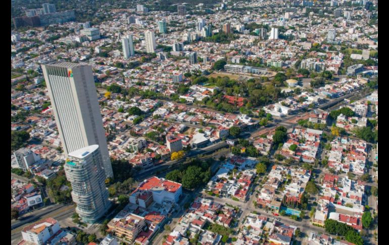Los contados vehículos y motocicletas que circulaban por las calles de la ciudad se unían en un eco que hacía retumbar las calles, vacías. EL INFORMADOR / A. Navarro
