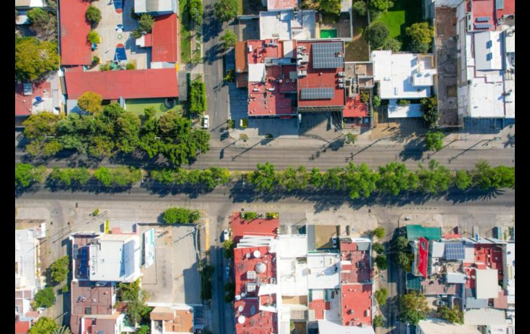Los contados vehículos y motocicletas que circulaban por las calles de la ciudad se unían en un eco que hacía retumbar las calles, vacías. EL INFORMADOR / A. Navarro
