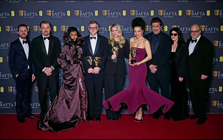 Leonardo DiCaprio, Teyana Taylor, Paul Thomas Anderson -también ganador como Mejor director-, Sara Murphy y Benicio del Toro posan con el premio a la Mejor película por “One Battle After Another”. AFP