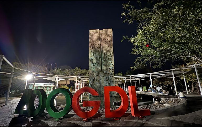 Debido al peligro reportado en las carreteras, los visitantes tomaron la decisión de pernoctar en el estacionamiento del zoológico. ESPECIAL