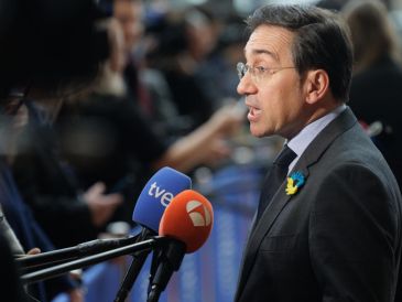 El ministro de Asuntos Exteriores de España, Jose Manuel Albares Bueno, habla a la prensa al inicio de un Consejo de Asuntos Exteriores en Bruselas, Bélgica, 23 de febrero de 2026. EFE/O. MATTHYS