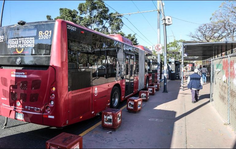 Transporte en marcha, pero poco ánimo. Una unidad del SiTren circula por la ciudad en un día de calma vigilante. EL INFORMADOR / A. Navarro