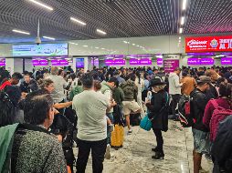 Desde ayer por la noche, los pasillos del Aeropuerto de Guadalajara lucían abarrotados de pasajeros que no pudieron salir. EL INFORMADOR / J. ACOSTA