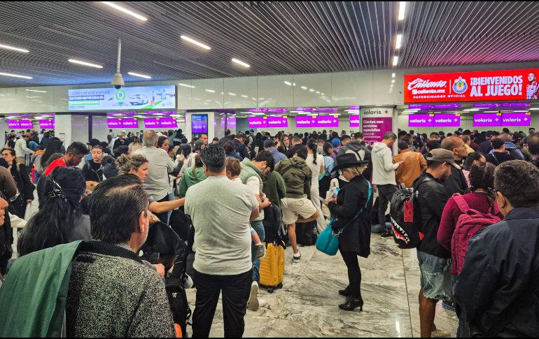 Desde ayer por la noche, los pasillos del Aeropuerto de Guadalajara lucían abarrotados de pasajeros que no pudieron salir. EL INFORMADOR / J. ACOSTA