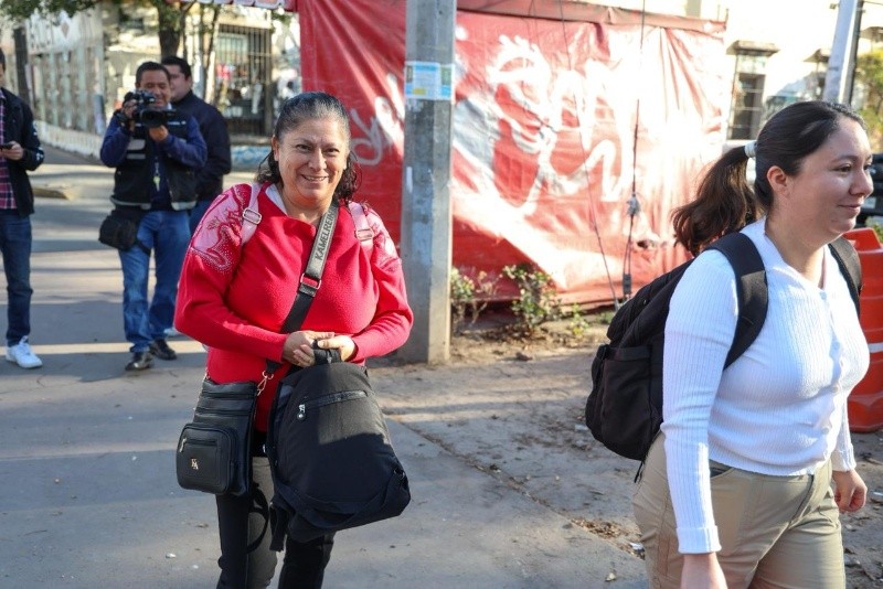 &nbsp;Carmen y su hija llegan al tren ligero. EL INFORMADOR / A. Navarro