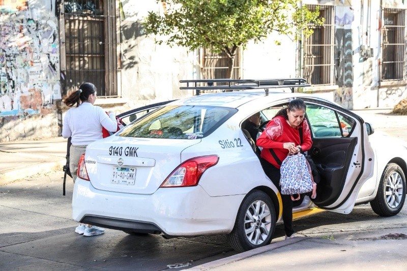 Carmen y su hija llegan al tren ligero. EL INFORMADOR / A. Navarro
