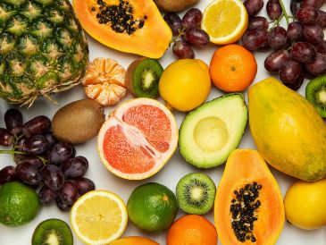 La papaya contiene papaína, una enzima que facilita la digestión de proteínas y ayuda a aliviar molestias como la hinchazón. Unsplash