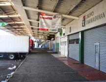 Se constató que negocios como gasolineras, bancos y tiendas de conveniencia seguían cerrados en la ciudad, incluidos los ubicados en el primer cuadro, así como el Mercado Corona y el corredor de Chapultepec. A. NAVARRO.