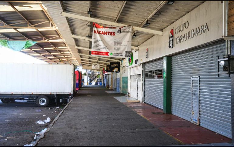 Se constató que negocios como gasolineras, bancos y tiendas de conveniencia seguían cerrados en la ciudad, incluidos los ubicados en el primer cuadro, así como el Mercado Corona y el corredor de Chapultepec. A. NAVARRO.