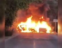 Esta noche se registraron nuevos bloqueos en vialidades y vehículos incendiados en el municipio de Autlán. ESPECIAL.