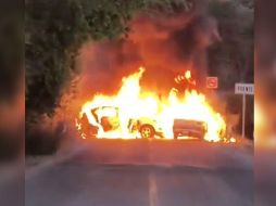 Esta noche se registraron nuevos bloqueos en vialidades y vehículos incendiados en el municipio de Autlán. ESPECIAL.