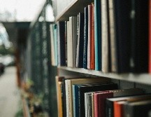 En una ciudad acostumbrada a grandes encuentros literarios, estas librerías sostienen una conversación cotidiana con la lectura. Unsplash