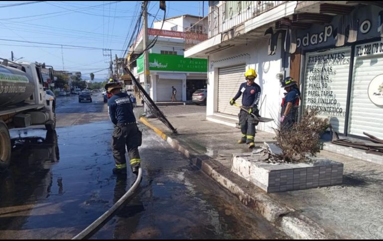 Elementos de Protección Civil y Bomberos de Puerto Vallarta realizan actividades de limpieza. ESPECIAL / FACEBOOK Protección Civil y Bomberos Puerto Vallarta
