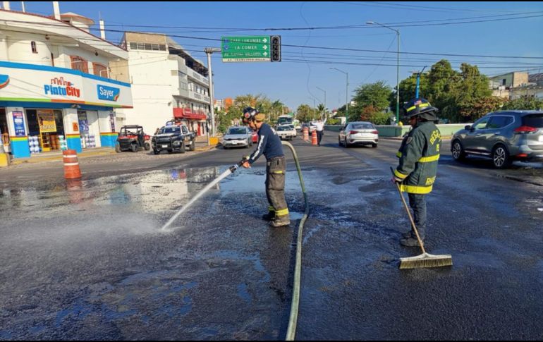 Elementos de Protección Civil y Bomberos de Puerto Vallarta realizan actividades de limpieza. ESPECIAL / FACEBOOK Protección Civil y Bomberos Puerto Vallarta