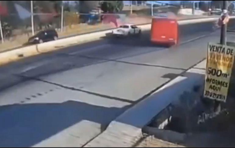 El momento quedó captado en video y muestra cómo el operador del camión actuó para evitar que la unidad fuera detenida por presuntos criminales. INSTAGRAM/@informador