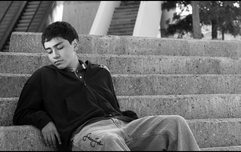 La producción de la canción es rica en matices, incorporando baterías potentes, trompetas envolventes y, notablemente, un fragmento del poema 