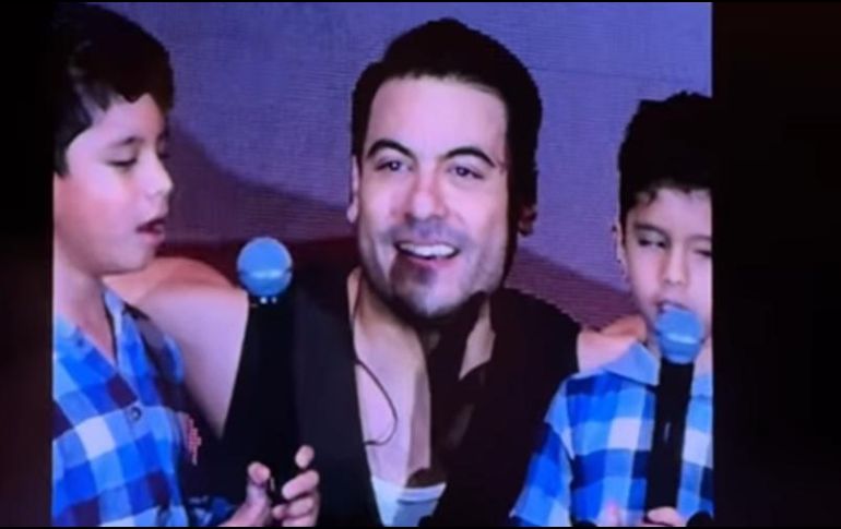 El cantante, al lado de Rodrigo y David, dos gemelos que adoptaron el nombre artístico de “Los repetidos”. ESPECIAL